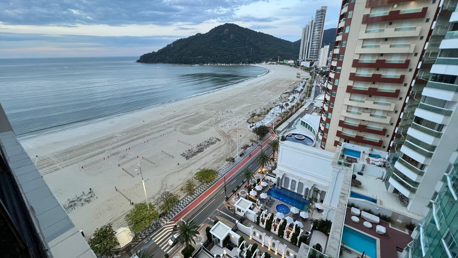 VENDO APARTAMENTO FRENTE MAR BALNEÁRIO COMBORIÚ NA BARRA SUL