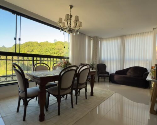Apartamento mobiliado com três suítes, à venda em Itajaí